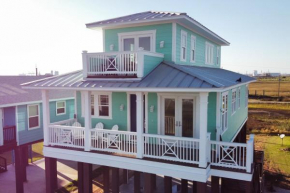 Walk to Ocean Home with Deck in Surfside Beach!